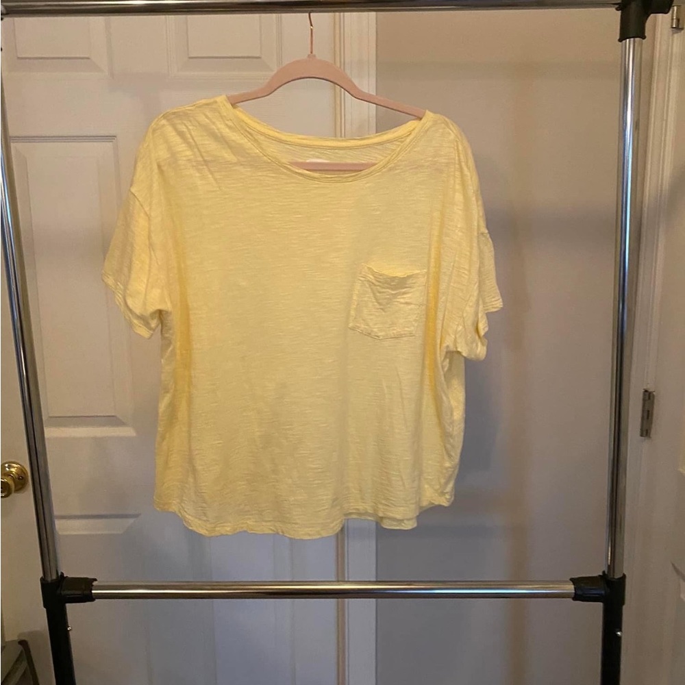 Yellow old navy tee